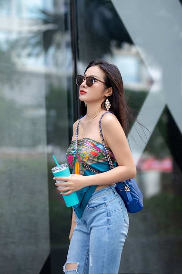 Yaya Trương Nhi tự tin diện mốt áo làm từ khăn xuống phố. Ảnh: 24h.