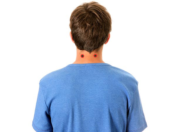 Gáy. Đây là một cặp huyệt tuyệt vời cho việc giảm nhức đầu và đau nửa đầu. Nó còn làm giảm căng thẳng, lo âu, mệt mỏi, nặng đầu, đau cổ, cứng khớp, mất ngủ và mỏi mắt. Nó cũng có hiệu quả trong điều trị mất cân bằng tuyến giáp. Những điểm này sau vai, cách 1.5 cm từ xương lộ ra từ cột sống. Ấn ngón tay cái hoặc ngón tay trỏ vào huyệt một vài phút, trong khi hít thở sâu.