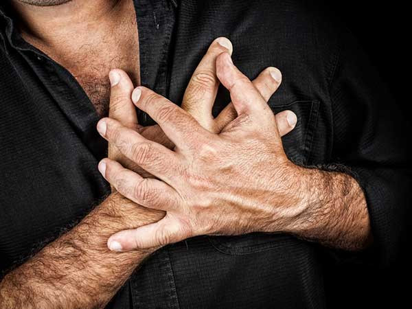 Bệnh tim mạch. Một trong những nguyên nhân chính gây đổ mồ hôi quá mức phải kể đến nữa là rối loạn tim mạch. Tim mạch là trung tâm của cơ thể, tim sử dụng nhiều năng lượng để bơm máu, khi nó suy yếu, cơ thể bạn sẽ bị giải phóng mồ hôi quá mức.