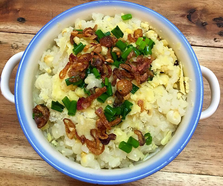 Hành củ thái nhỏ phi vàng,có thể giữ lại phần mỡ hoặc dầu vừa phi hành xong để bạn nào thich ăn ngậy hơn thì dứoi chút lên xôi nhé.
