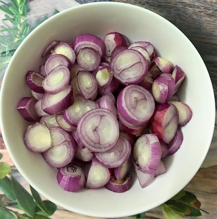 Nguyên liệu để nấu xôi ngô gồm: 300 gr gạo nếp; 250 gr ngô nếp bung (hoặc ngô nếp luộc); 200 gr đậu xanh cà vỏ; Hành củ khô; Bột nghệ,muối; Mỡ lợn,dầu ăn hoặc nếu có mỡ gà là ngon nhất.