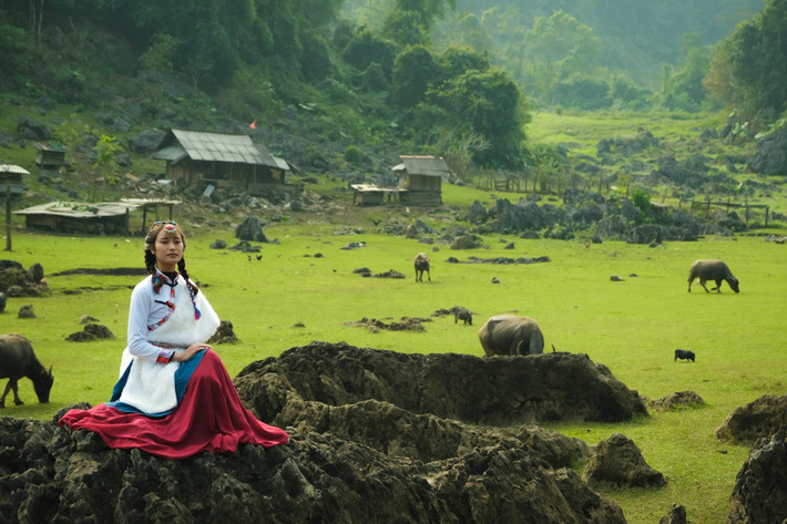 Nhưng cũng có vài căn nhà nằm tách biệt, cô đơn giữa thung lũng. Được biết, họ đều là người Mông Hoa (Lềnh), để phân biệt với người Mông Trắng (Đơ), người Mông Đen (Đú) hay Mông Đỏ (Sí). Đặc biệt, tất cả đều có quan hệ huyết thống với nhau.