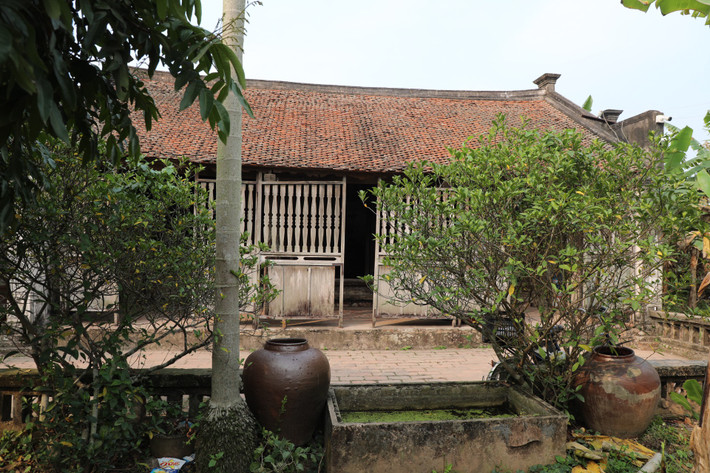 Nhà Bá Kiến được xây dựng vào năm 1910, tọa lạc trên một khu đất rộng chừng 900m2, xưa gọi là làng Đại Hoàng (xã Hòa Hậu, huyện Lý Nhân, tỉnh Hà Nam), nay thuộc xóm 11, thôn Nhân Hậu, Hòa Hậu, Lý Nhân, Hà Nam và được biết đến với cái tên làng Vũ Đại. Đến thời điểm hiện tại căn nhà đã có lịch sử khoảng 113 năm tuổi, nhưng vẫn đứng vững trước thời gian.