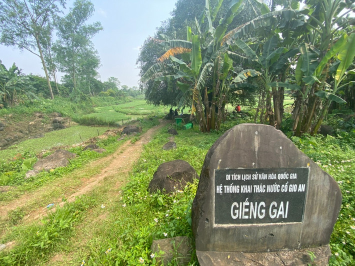 Được sự hướng dẫn của chị Quỳnh Nga, cán bộ văn hóa xã Gio An nên việc khám phá hệ thống 14 giếng cổ khá thuận lợi. Tại giếng Gai, trên bia đá ghi rõ di tích lịch sử văn hóa quốc gia - hệ thống khai thác nước cổ Gio An. Theo quan sát của PV, khu vực giếng Gai nằm liền với hệ thống giếng Ông và giếng Bà cùng ở thôn Hảo Sơn.