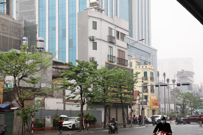Tại tuyến phố Minh Khai (quận Hai Bà Trưng), tiếp tục xuất hiện những ngôi nhà siêu mỏng, được xây dựng cao tầng, nguy cơ mất an toàn cho các hộ dân khu vực.