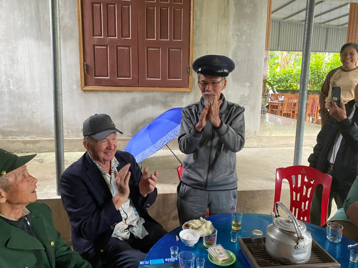 Hơn nửa thế kỷ đã qua, chiến tranh cũng đã lùi xa, những người lính từng là kẻ thù của nhau ở 2 đầu chiến tuyến nay tuổi đã ngoài 80, dành cho nhau những lời chúc sức khỏe, xem nhau như những người bạn, khép lại quá khứ đau buồn.