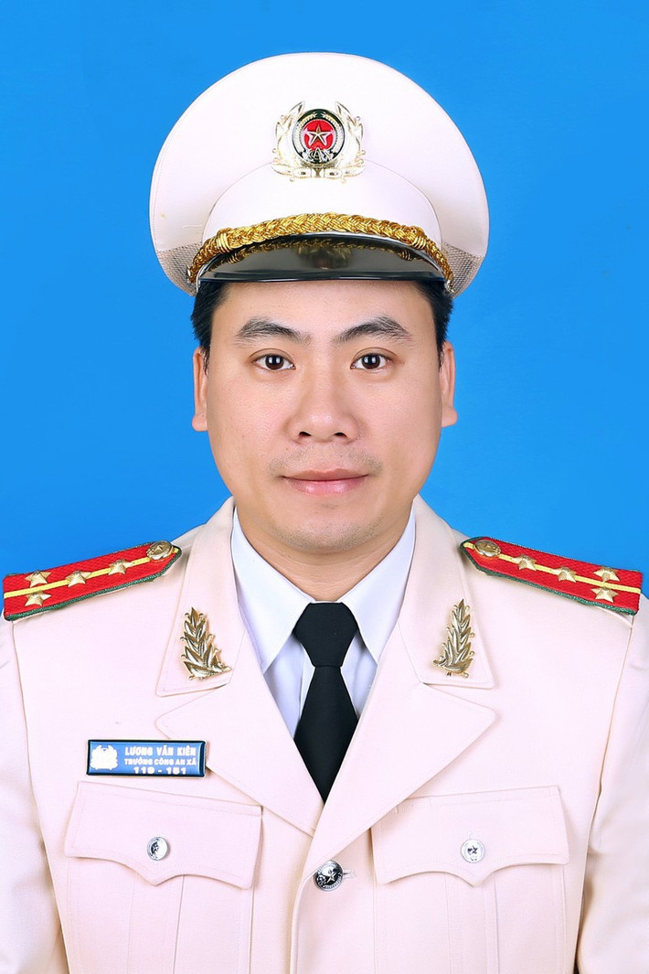 Đại úy Lương Văn Kiên trước khi đảm nhận chức vụ Trưởng Công an xã Phúc Tiến (tháng 9/2022) là Phó Đội trưởng Đội CSGT-TT, Công an huyện Phú Xuyên đã chủ động phối hợp với Ban giám hiệu các trường, các ngành, đoàn thể, các tổ chức chính trị xã hội trên địa bàn huyện tổ chức tuyên truyền trực tiếp tới 762 cán bộ, giáo viên, công nhân viên và 12.115 học sinh nhằm nâng cao nhận thức, ý thức chấp hành Luật Giao thông đường bộ; tiến hành cho 148 chủ ô tô tải, 26 cá nhân đại diện doanh nghiệp, chủ bến bãi và 47 lái xe ký cam kết để chủ động phòng ngừa vi phạm...