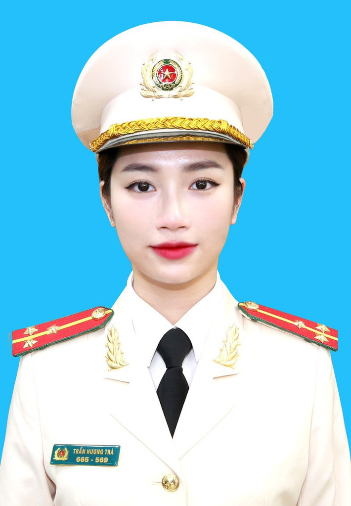 Thượng úy Trần Hương Trà (SN 1993 - Phòng Công tác Đảng và công tác Chính trị) là nữ Phó Bí thư đoàn Cơ sở xinh đẹp và tài năng. Thượng úy Trần Hương Trà đã xây dựng và triển khai chương trình Tuyên truyền, phổ biến giáo dục pháp luật tại các trường học trên địa bàn thành phố với 4 chủ đề tại 6 trường cho hơn 15.000 học sinh; ghi hình 4 chương trình điểm phát trên Cổng Thông tin điện tử Sở GD&ĐT Hà Nội. Thượng úy Trà đã Đạt Giải A Liên hoan truyền hình, phát thanh Công an nhân dân lần thứ XIII-2022 hạng mục Phát thanh viên, người dẫn chương trình truyền hình (10/2022)...