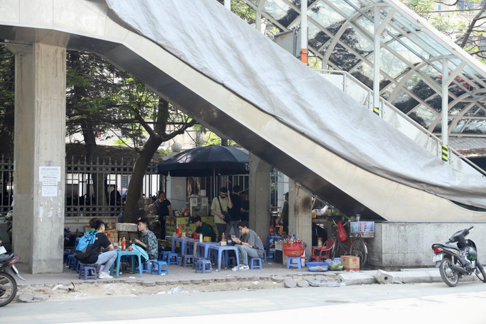 Bàn ghế được bày kín trên vỉa hè, đẩy người đi bộ xuống lòng đường, tiềm ẩn nguy cơ mất an toàn giao thông.