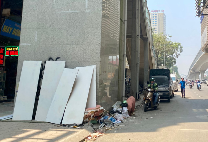 Nhiều khu vực ga khác cũng bị bày hàng hoá, dán quảng cáo... Thậm chí còn trở thành nơi tập kết rác thải nhếch nhác, gây mất mỹ quan đô thị.