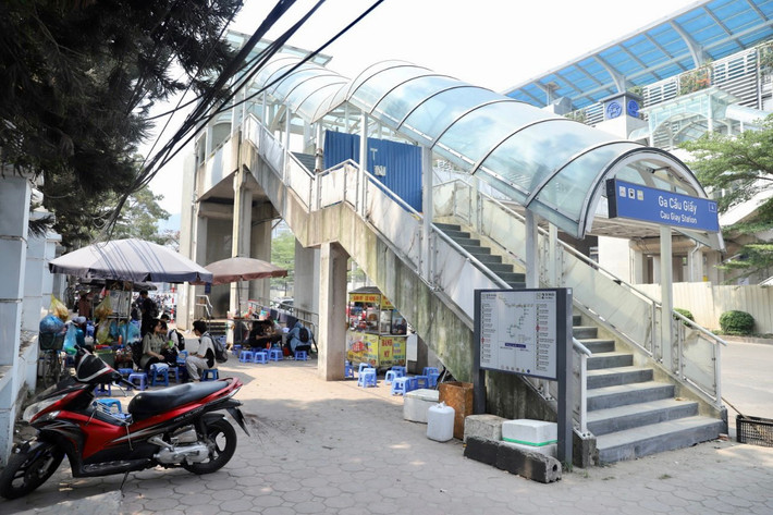 Đại diện Ban quản lý dự án Đường sắt đô thị Hà Nội (MRB) cho biết, đơn vị đã có văn bản đề nghị tới các phường, quận hỗ trợ, tuyên truyền trên hệ thống phát thanh. Công an và thanh tra các phường, quận cũng đã đi xử lý, tuy nhiên khi lực lượng chức năng đi khỏi thì tình trạng này lại tiếp diễn.