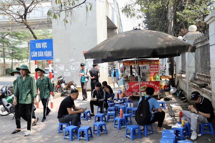 Ngay dưới biển thông báo khu vực cấm bán hàng, nhiều người vẫn ngang nhiên chiếm dụng trái phép, biến vỉa hè thành địa điểm kinh doanh.