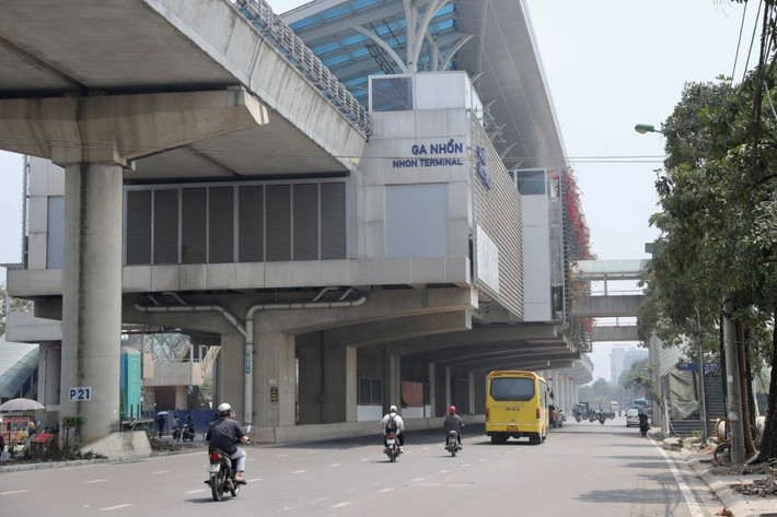 Dự án đường sắt đô thị Nhổn - Ga Hà Nội được khởi công vào tháng 9/2010, dự kiến hoàn thành vào năm 2022, sau nhiều lần chậm tiến độ nay vẫn chưa đi vào hoạt động. Hiện, nhiều nhà ga của dự án này vẫn đang bị người dân chiếm dụng làm nơi buôn bán, đẩy người đi bộ xuống lòng đường. Tình trạng này đã diễn ra trong một thời gian dài, nhưng vẫn chưa được xử lý dứt điểm.