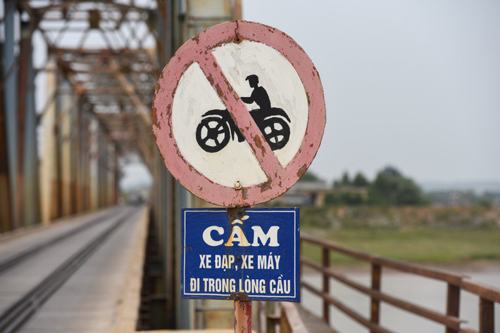 Dù có biển cấm xe máy ngay đầu cầu, nhưng nhiều lái xe vẫn không tuân thủ biển báo, cố tình vi phạm đi vào làn dành cho ôtô.