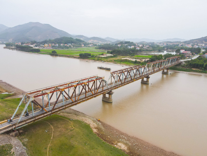 Mới đây, Bộ GTVT đã có văn bản trả lời cử tri tỉnh Bắc Giang về kiến nghị sửa chữa, nâng cấp, đồng thời nghiên cứu xây mới tách riêng đường bộ với đường sắt cầu Cẩm Lý. Trường hợp thật sự cấp bách cần phải triển khai ngay để bảo đảm an toàn giao thông. UBND tỉnh Bắc Giang cần phải xác định khả năng và bố trí năng lực vốn để thực hiện, khuyến khích nghiên cứu phương án sử dụng nguồn vốn tại địa phương và các nguồn vốn khác để thực hiện dự án.