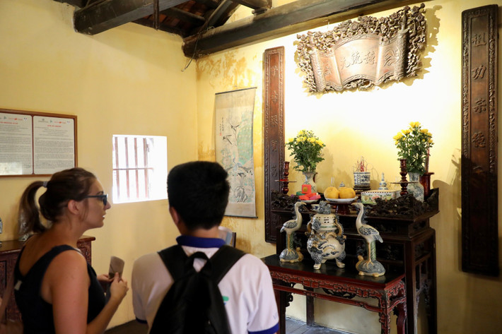 Gian phòng thờ được đặt trang trọng trên tầng 2.