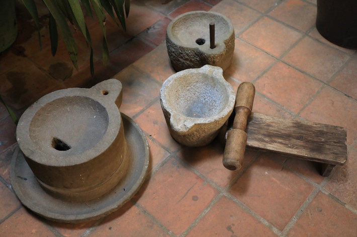 Những chiếc cối đá cổ được trưng bày trong ngôi nhà.