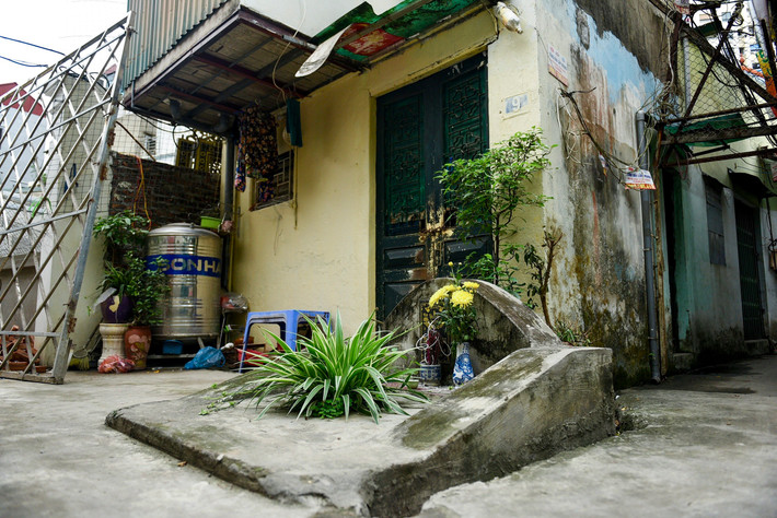 Một người dân sinh sống tại đây cho biết: "Không chỉ riêng con ngõ này mà cả phố Giáp Nhị còn rất nhiều ngôi mộ cổ khác, nằm khắp đường đi. Hầu như các ngôi mộ này đều của các gia đình gốc ở làng Giáp Nhị".