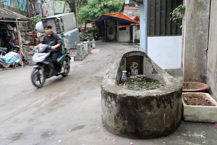 Sau khi quy hoạch đường làng ngõ xóm, chính quyền vẫn để những ngôi mộ này tồn tại. Người dân cũng không di dời do lo ngại về vấn đề tâm linh.