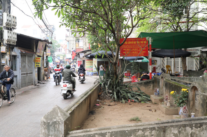 Nhiều người đã gọi con phố này với cái cái tên “phố nghĩa địa” hay “phố bụi”.