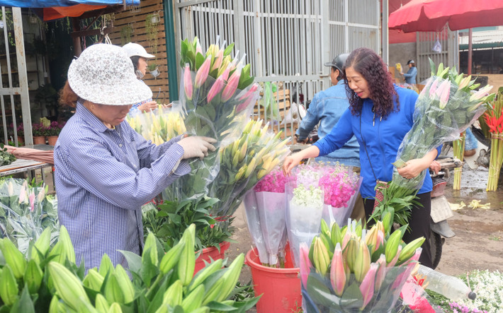 Các khách lẻ cũng tranh thủ xuống chợ vì giá hoa 8/3 rẻ hơn mua tại cửa hàng.