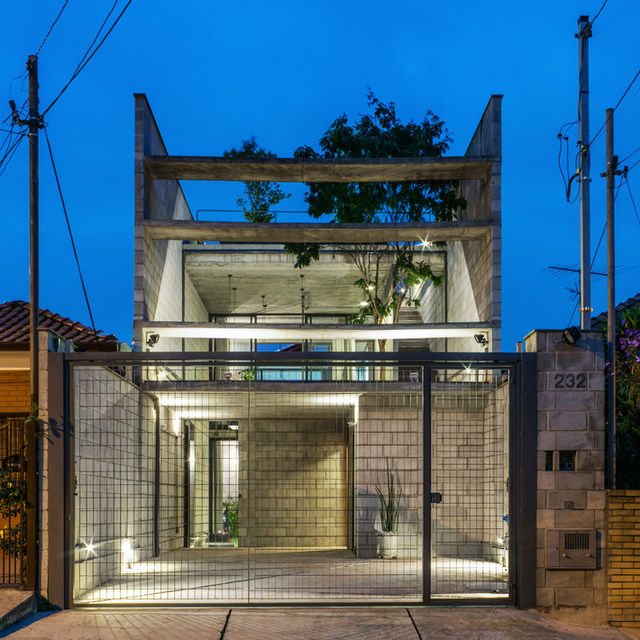 Không cần sơn, không cần trát, Mipibu House vẫn vô cùng rực rỡ và lung linh khi về đêm. Ảnh: Dezeen.