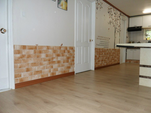 Với nhiều hoa văn và màu sắc phong phú, đa dạng, gạch ốp chân tường phòng khách cũng "sang chảnh" không hề thua kém các mẫu giấy dán tường hay gỗ ốp. Ảnh: Gachceramic.