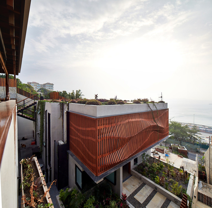 Ngôi nhà có tên Brise Soleil House tọa lạc tại cảng Port Moresby, Papua New Guinea và quay mặt về hướng tây với diện tích 173m2.