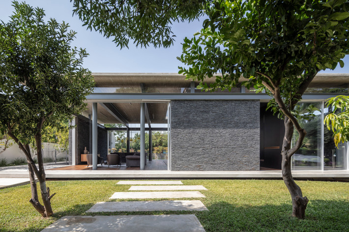 Khắp xung quanh Pavilion House là cỏ cây xanh tốt.