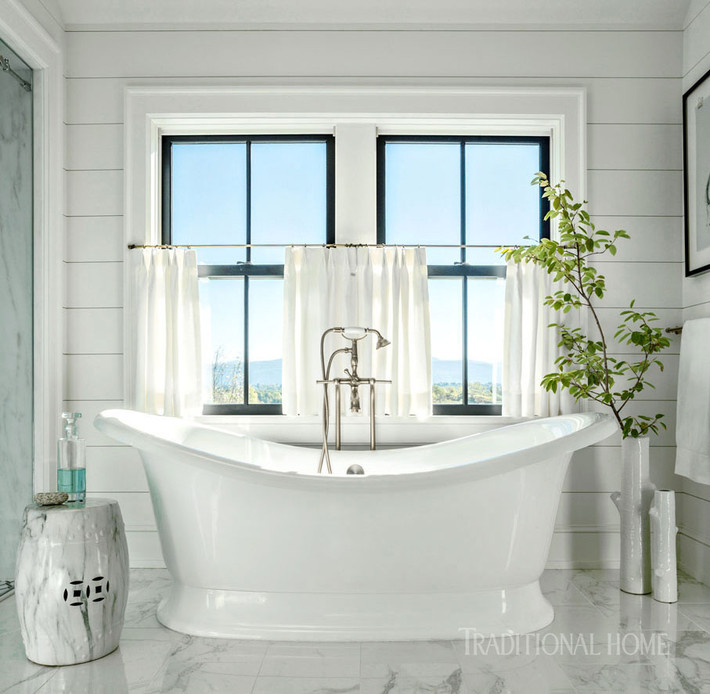 Phòng tắm với view nhìn ra cánh đồng xanh mướt bên ngoài sẽ là nơi thư giãn tuyệt vời sau những ngày làm việc căng thẳng.