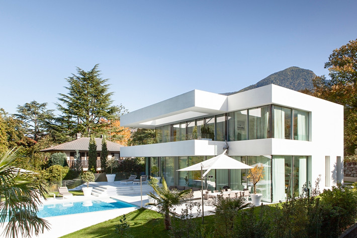 Căn biệt thự trắng đẹp lộng lẫy này nằm tại Merano, Nam Tirol - một tỉnh phía Bắc của Italy.