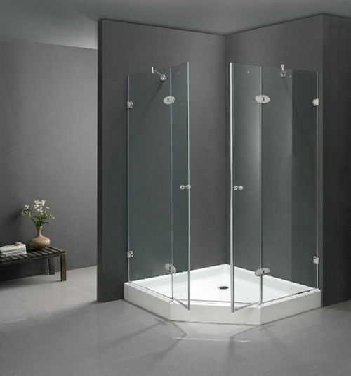 Bồn tắm đứng vách kính có phần kính bao quanh được chế tạo từ kính cường lực vô cùng chắc chắn. Ảnh: Bepphuongdong.