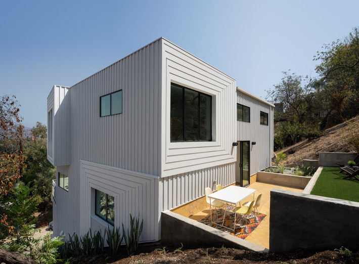 Stack House nằm trên sườn đồi dốc, những bức tường được sơn màu trắng tinh khôi khiến ngôi nhà trở nên nổi bật, đẹp dịu dàng dưới ánh nắng.