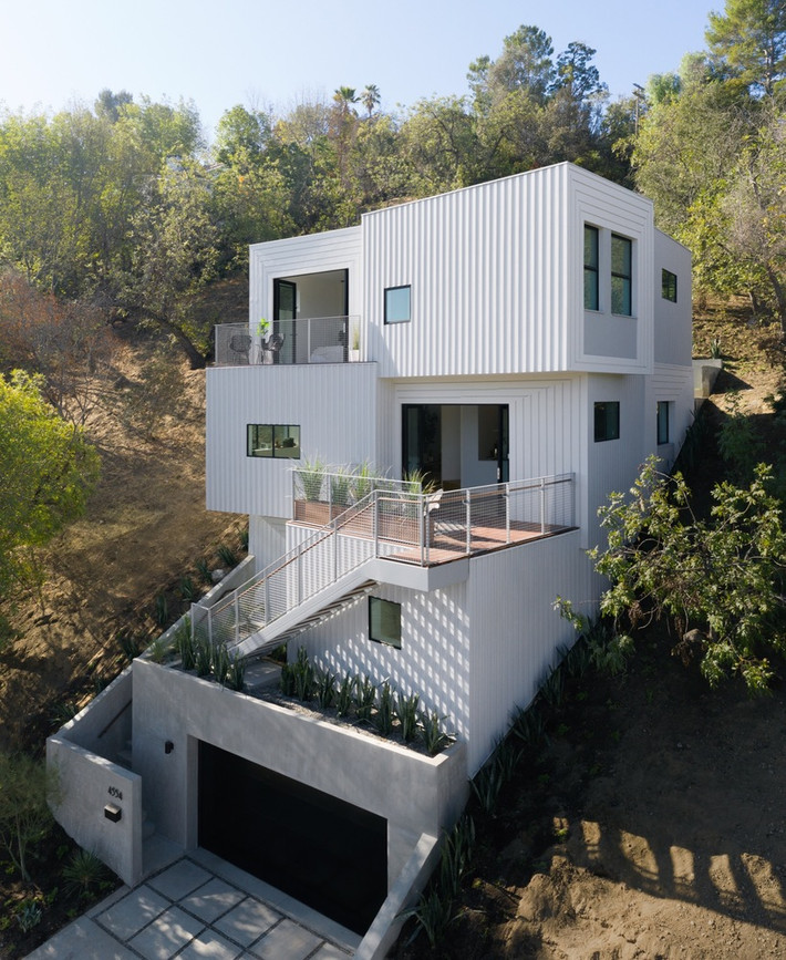 Stack House được xây dựng năm 2018 bởi công ty kiến trúc Los Angeles FreelandBuck trên diện tích hơn 200m2.