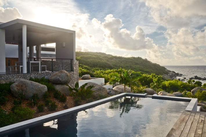 Khối nhà chính của Bayhouse Villa gồm phòng tiếp khách, nhà bếp, phòng ăn. Tất cả đều được thiết kế mở để kết nối với một khoảng sân hiên lớn có mái che và hồ bơi.