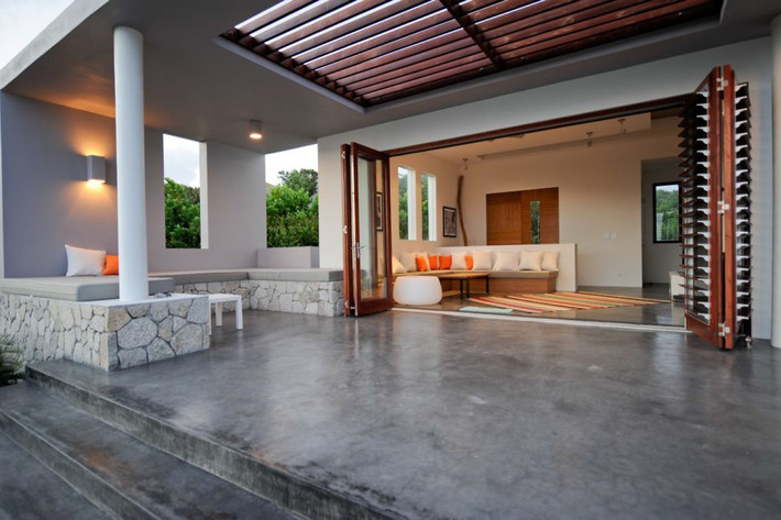 Do có mái che nên chủ nhân của căn biệt thự có thể tổ chức những bữa ăn ngoài trời vô cùng thoáng đãng.