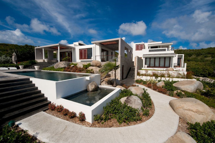 Bayhouse Villa - tên của căn biệt thự đẹp “đốn tim” người nhìn này rộng 325m2, gồm hai khối nhà riêng biệt được kết nối với nhau bằng một khoảng sân hiên.
