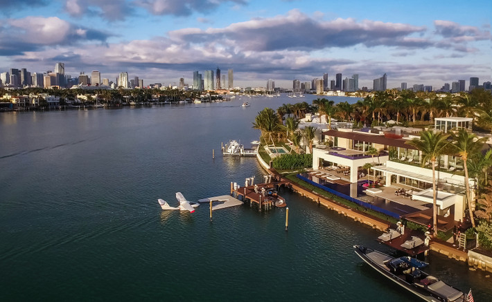 Ngôi nhà có tên Dilido House tọa lạc tại bang Miami, Mỹ và được xây dựng từ năm 2017 với diện tích 167m2.