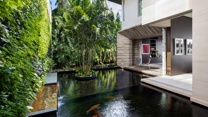 Ngoài bể bơi, Dilido House sở hữu cả một hồ cá rất đẹp mắt.
