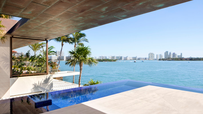 Ở trong nhà và ngắm nhìn vịnh Biscayne Bay lộng gió.