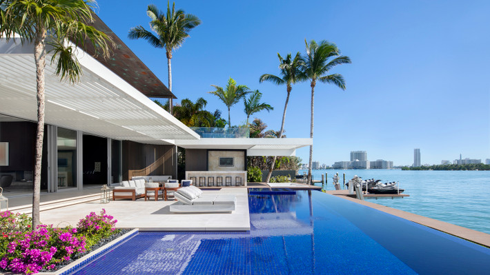 Dilido House có tầm nhìn hướng ra vịnh Biscayne Bay tuyệt đẹp. Nhìn vào bức ảnh này, có thể thấy nước trong bể bơi căn hộ và nước trong vịnh Biscayne Bay dường như đã hòa hợp thành một.