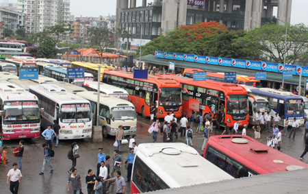 Dịch vụ vận chuyển khách: Xe khách, taxi những ngày này luôn cực kỳ đông khách mà không cần phải kiếm khách như ngày thường. Ảnh: Baotintuc.