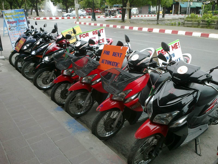 Cho thuê xe máy, ô tô tự lái: Dịch vụ này chủ yếu ở các thành phố lớn, những điểm du lịch và luôn là lựa chọn của những vị khách thích cơ động, thích tự khám phá địa điểm nơi mình đến. Ảnh: Vntrip.