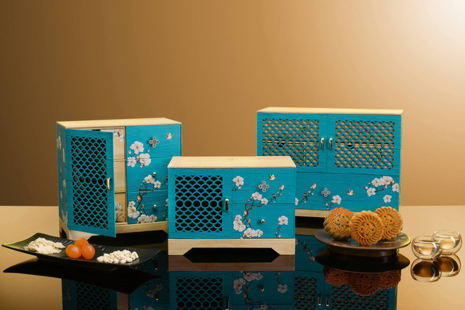 Hộp 6 bánh trung thu nướng (nhân sen, trà xanh, khoai môn, lá dứa…) do các đầu bếp của khách sạn Daewoo tự tay sản xuất. Toàn bộ bánh được đặt trong hộp gỗ, với nhiều chi tiết điêu khắc khá đẹp mắt. Đi kèm với bộ bánh trung thu là một chai rượu Maccallan Scotch Whisky 12 năm tuổi. Hộp bánh này đang gây sốt với mức giá hơn 4,1 triệu đồng. Ảnh: Daewoo.