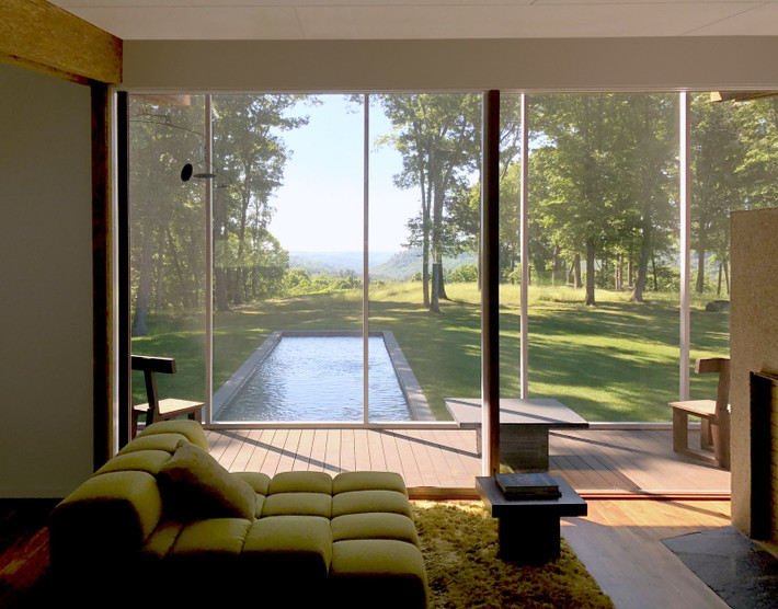 Một góc nhỏ trong phòng khách với view tuyệt đẹp của Stillman Cottage. Ảnh: Dwell.