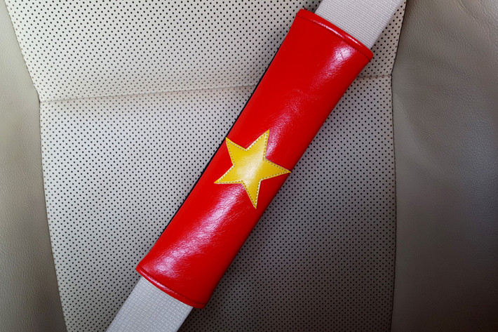 Bao đai an toàn cho ô tô được cửa hàng định giá 159.000 đồng/đôi. Bên cạnh đó, bọc vô lăng có giá 399.000 đồng/chiếc, gối tựa đầu là 349.000 đồng/chiếc. Dòng tựa lưng đa dạng hơn về hình dáng như hình vuông, tựa lưng chữ A, mức giá dao động từ 499.000 - 599.000 đồng/sản phẩm.