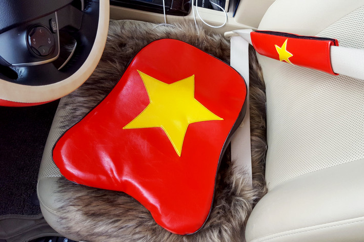 Theo tiết lộ của chủ cửa hàng này, bộ sản phẩm gối tựa và bọc vô lăng... được làm từ chất liệu cao su non và da PU cao cấp.