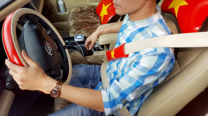 Anh Nguyễn Khánh (chủ thương hiệu Thành Tâm decal) chia sẻ: “Với cờ đỏ, sao vàng, những sản phẩm nội thất ô tô không chỉ độc-đẹp-lạ mà còn mang ý nghĩa về sự tự tôn dân tộc và là nguồn động viên tinh thần lớn lao, đồng hành cùng đội tuyển”.