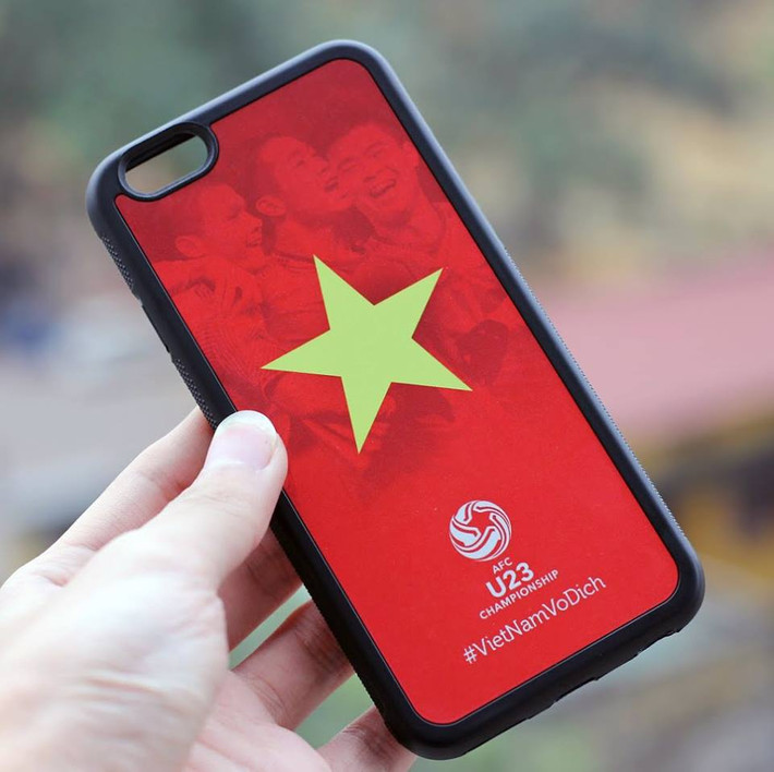 Một cửa hàng chuyên về phụ kiện điện thoại cũng vừa tung dòng ốp điện thoại in hình quốc kỳ Việt Nam và các cầu thủ đội tuyển U23 Việt Nam. Nguồn ảnh: Oops Store