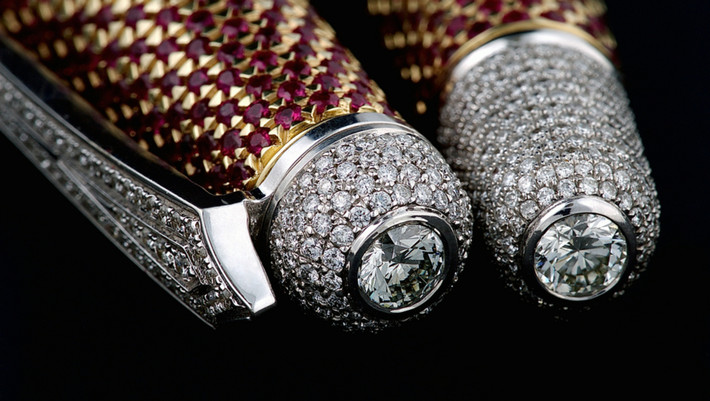 Đắt đỏ không kém đồng hồ Chopard là chiếc bút Mystery Masterpiece số lượng giới hạn được thiết kế bởi hai thương hiệu nổi tiếng là Montblanc và Van Cleef & Arpels. Ảnh: catawiki.